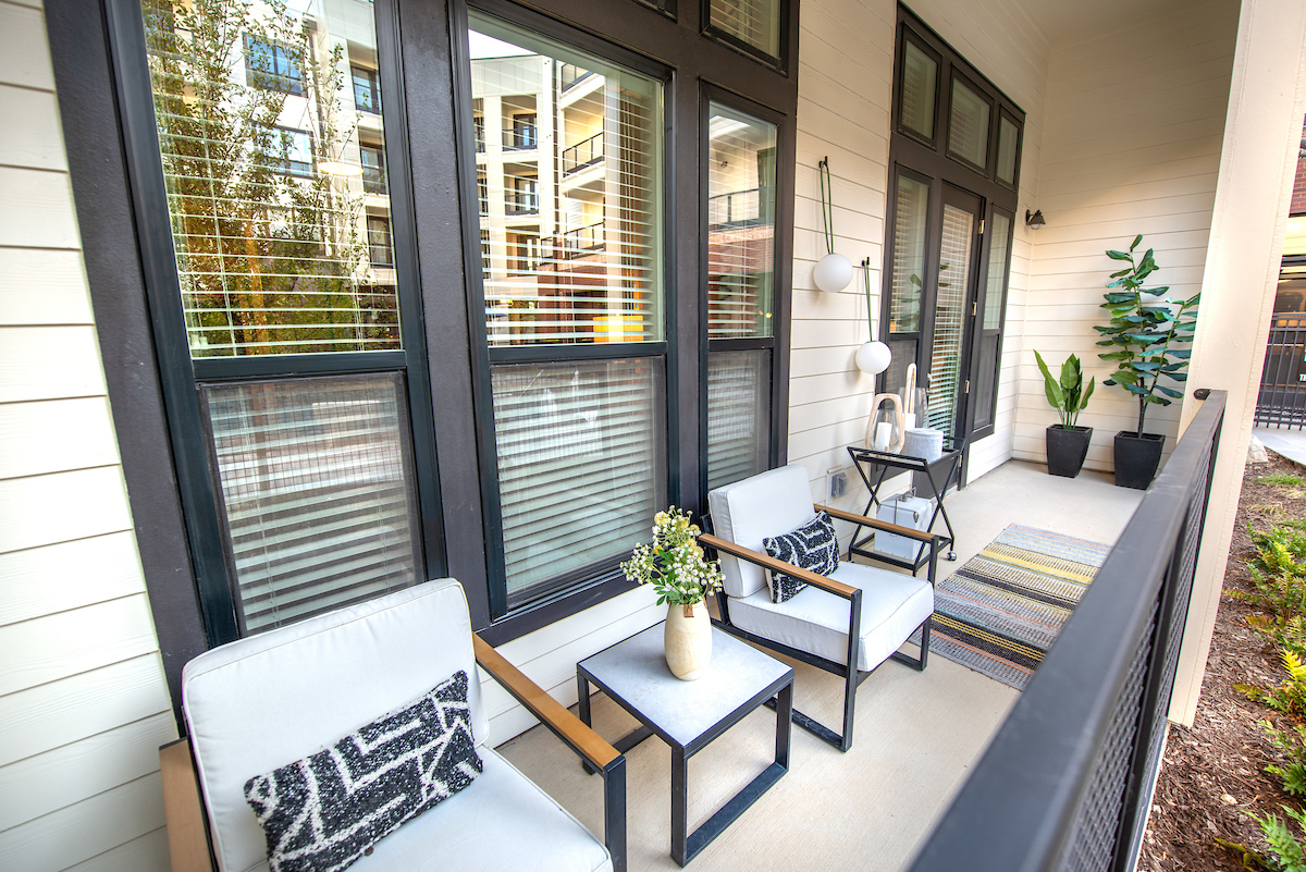 Chairs and table on balcony at Kilby